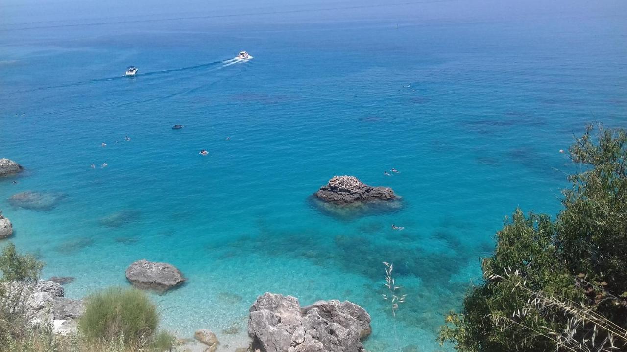 La Casa Rossa Villa อาโยส นิกีตัส ภายนอก รูปภาพ