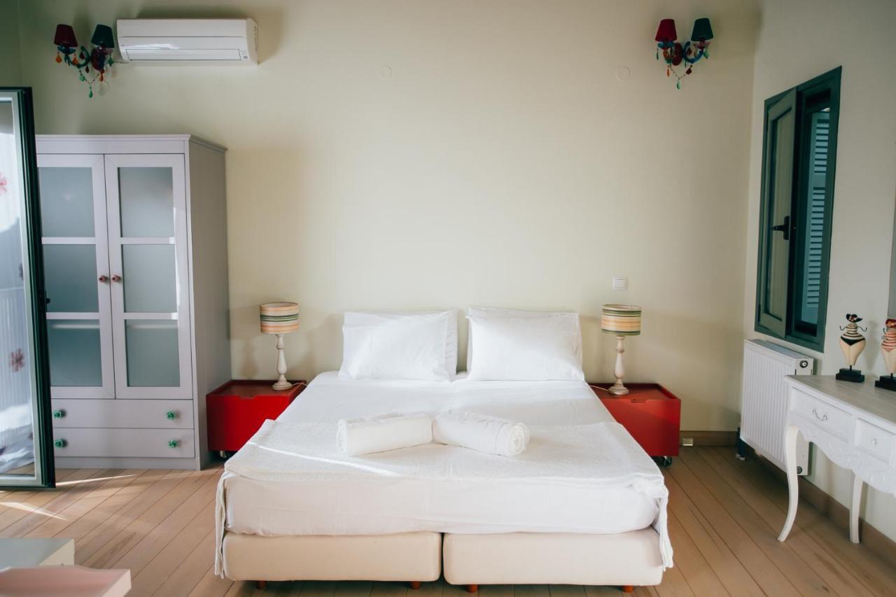 La Casa Rossa Villa อาโยส นิกีตัส ภายนอก รูปภาพ
