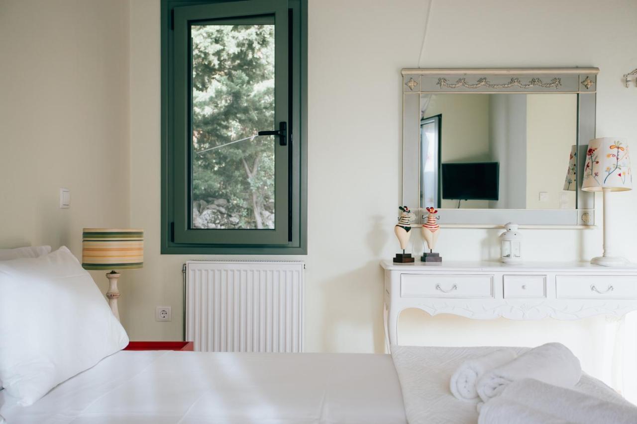 La Casa Rossa Villa อาโยส นิกีตัส ภายนอก รูปภาพ
