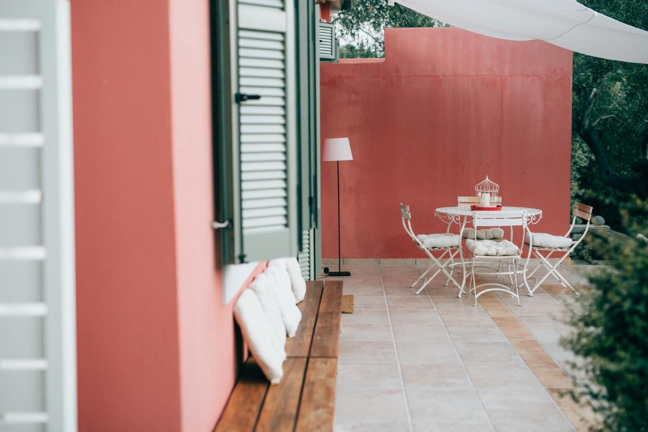 La Casa Rossa Villa อาโยส นิกีตัส ภายนอก รูปภาพ
