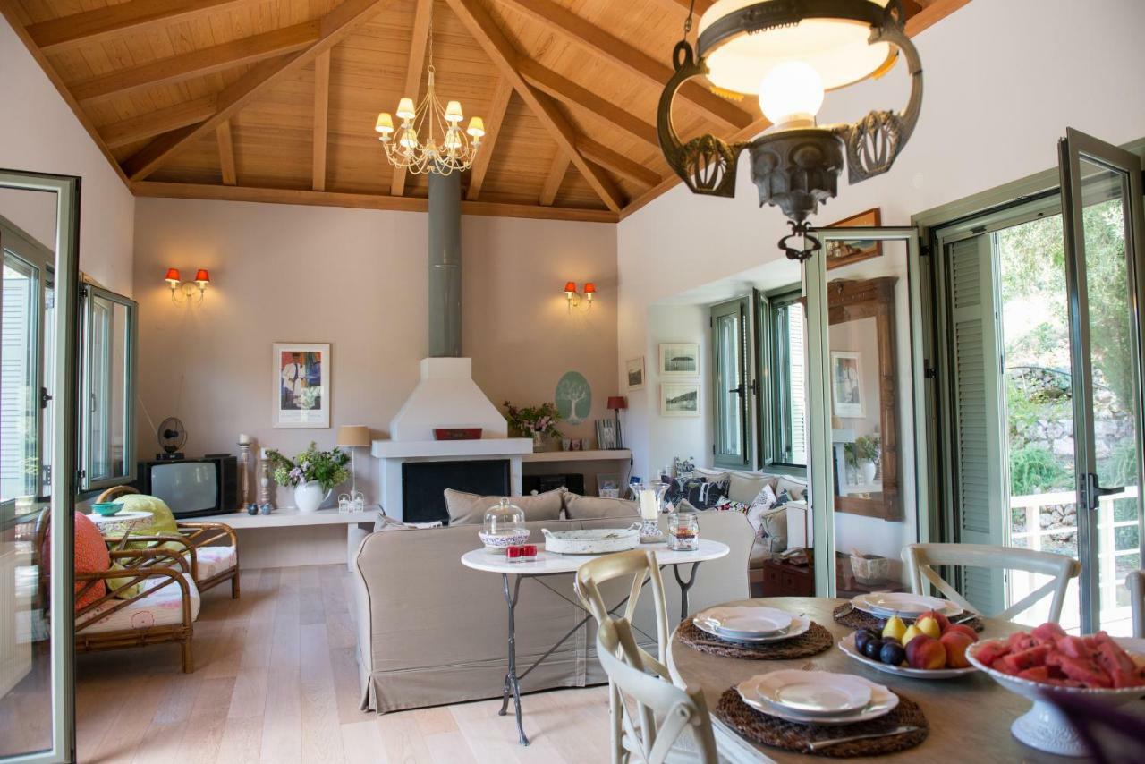 La Casa Rossa Villa อาโยส นิกีตัส ภายนอก รูปภาพ